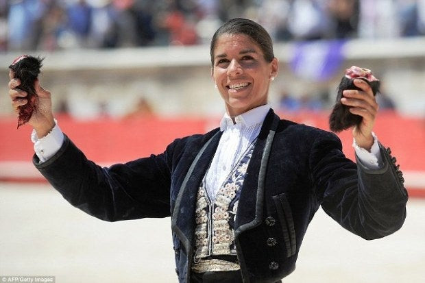 Η ταυρομάχος ποζάρει με τα κομμένα αφτιά του ταύρου και δείτε πως πήρε «εκδίκηση» το τραυματισμένο ζώο (εικόνες)